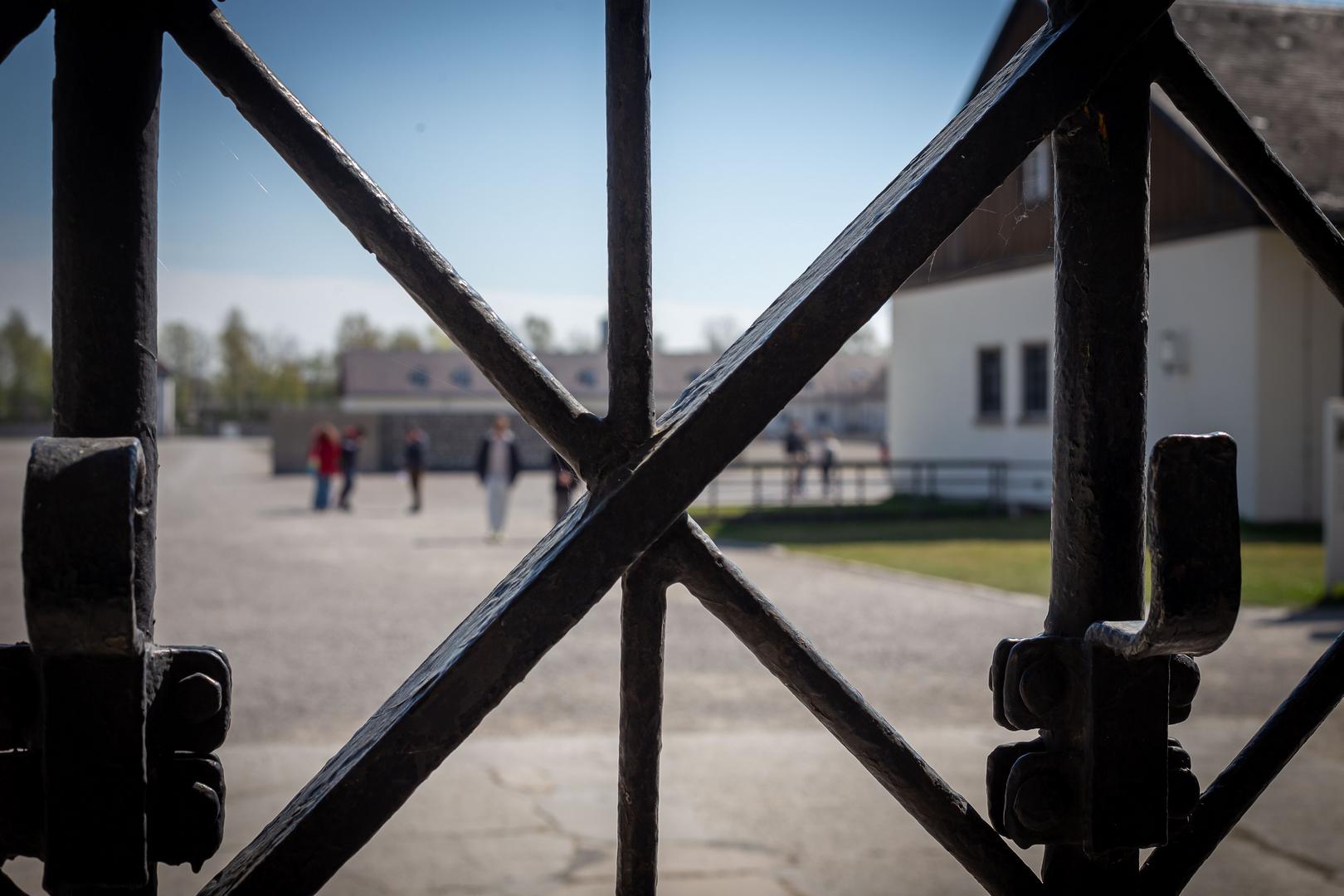 KZ Dachau Tor mit Schriftzug 'Arbeit macht frei'