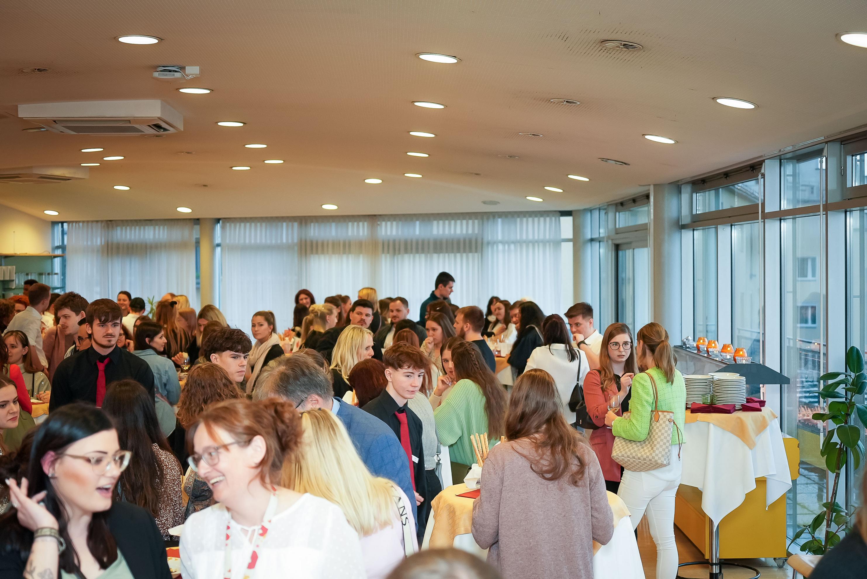 AbsolventenInnen Treffen in der HLW 16