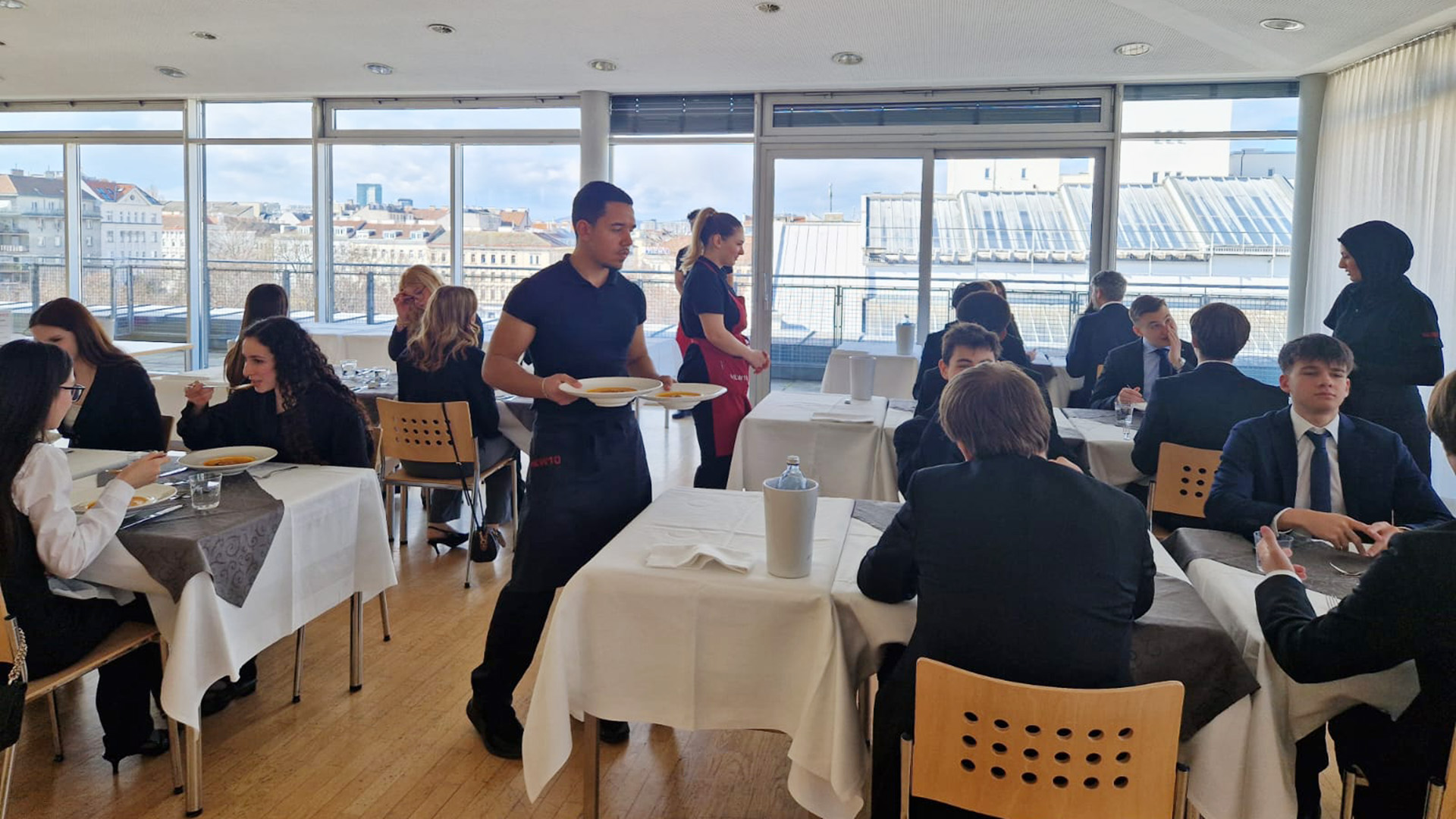 Business-Etikette im Fokus: Lernen fürs echte Leben.