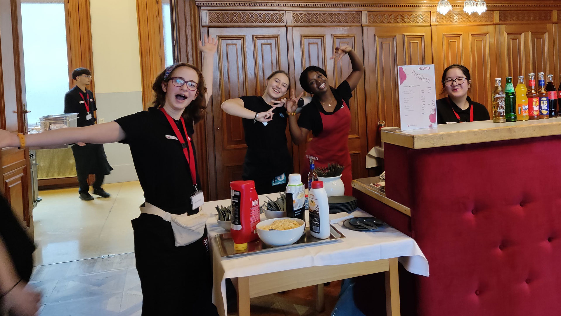 Internationale Übungsfirmen-Messe der Handelsakademien im Rathaus Wien – die HLW10 im Catering-Einsatz