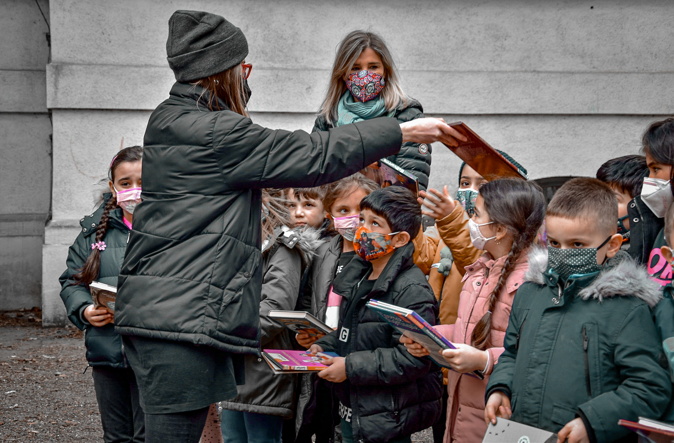 Vorlesetag Bücher Übergabe an die Volksschule