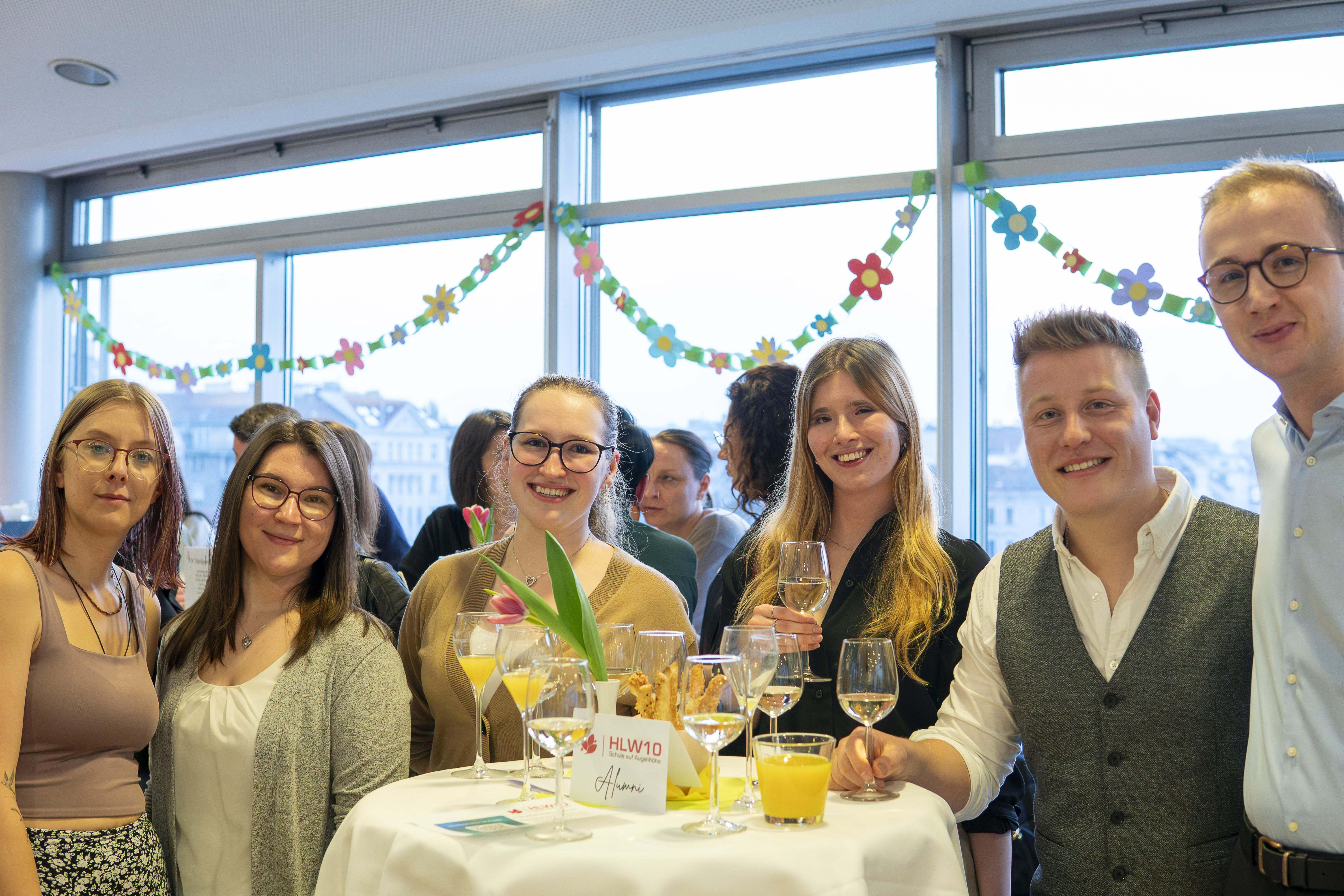 Absolvent/innen Treffen im Panorama-Restaurant der HLW10