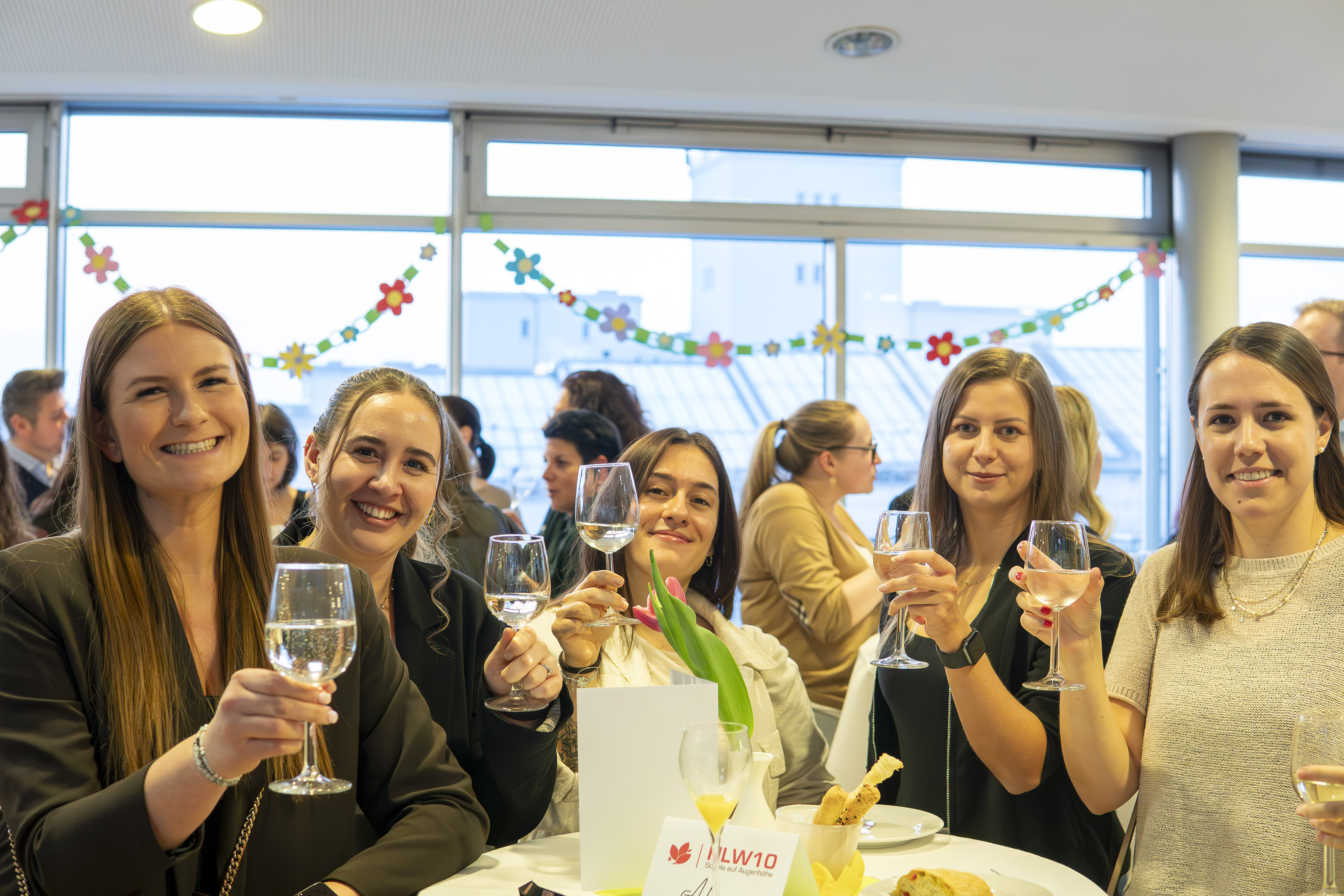 Absolvent/innen Treffen im Panorama-Restaurant der HLW10