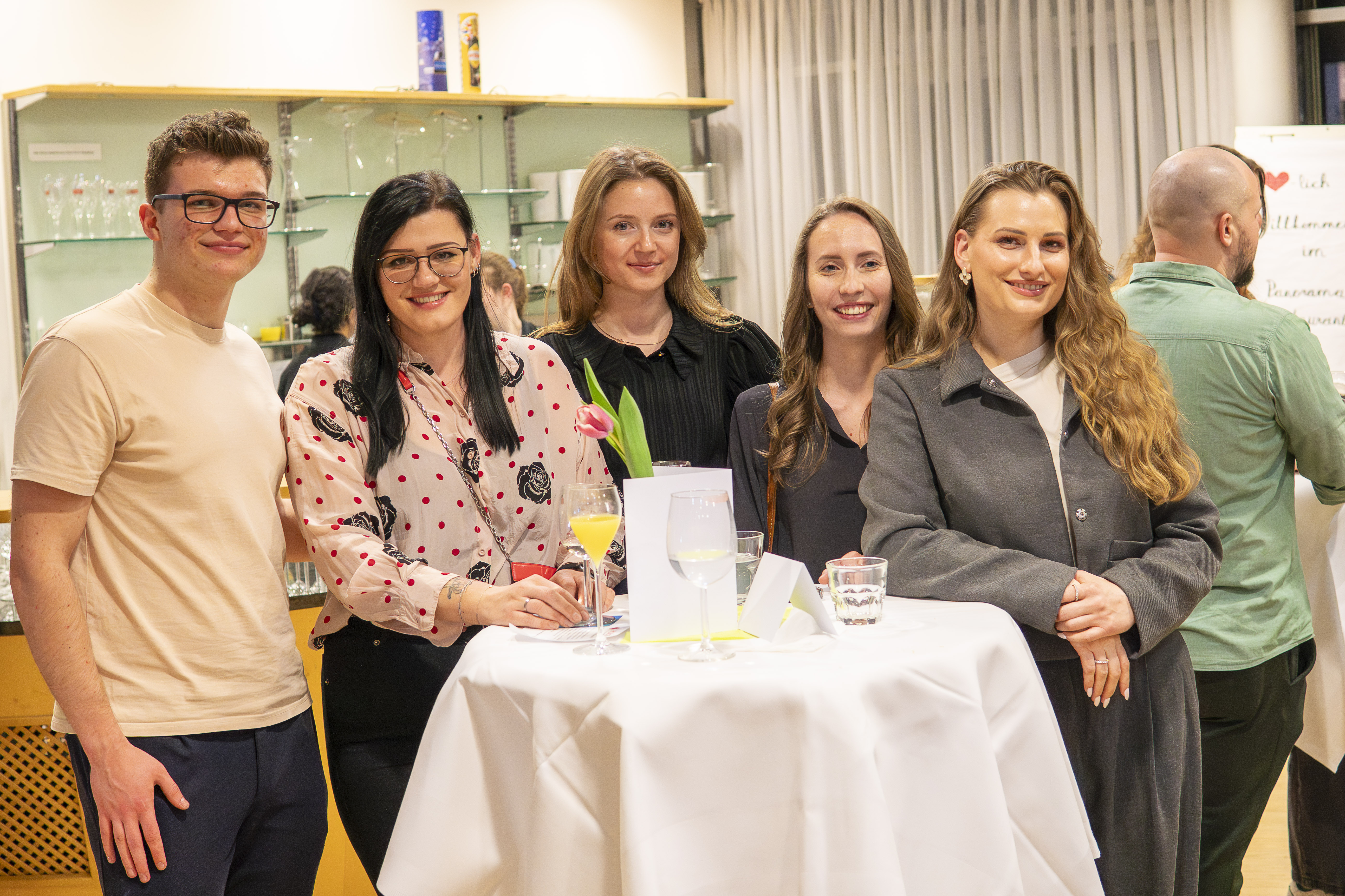 Absolvent/innen Treffen im Panorama-Restaurant der HLW10