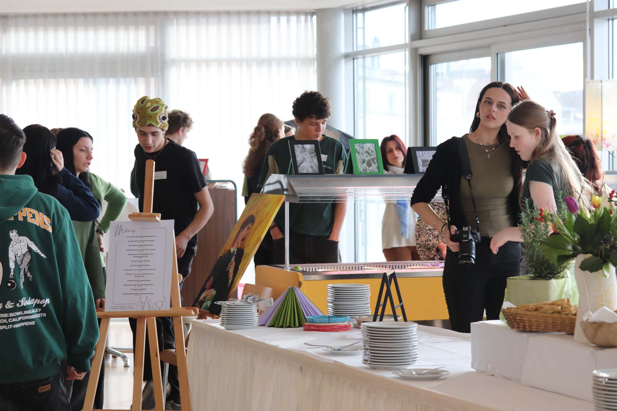 Vernissage in der HLW 10 - Foto Credits Matea Seelos und Leonita Selimi