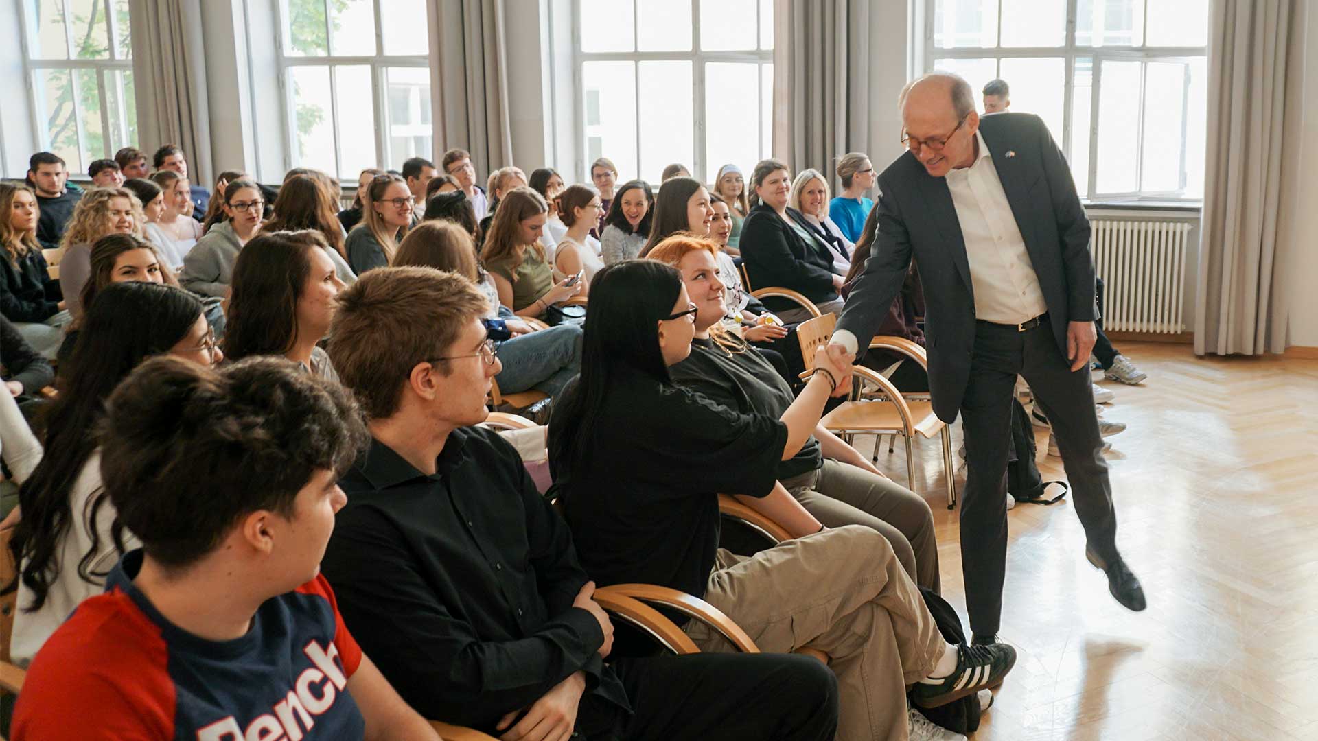 Erster Vizepräsident des Europäischen Parlaments an der HLW10