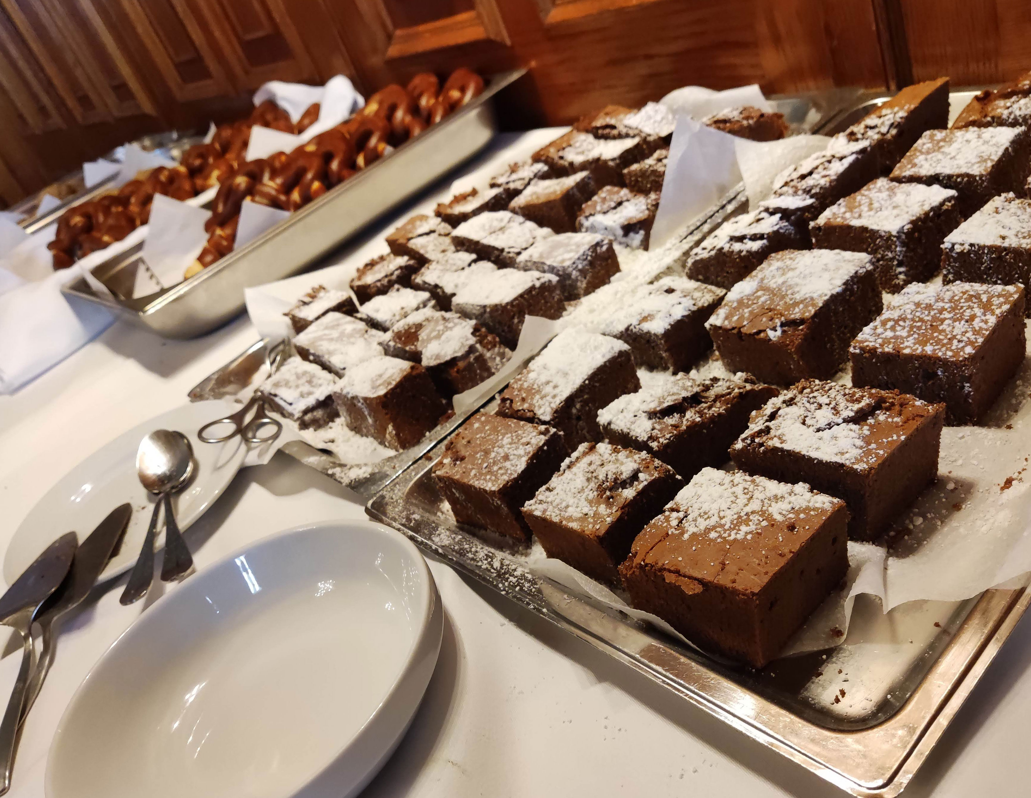 Internationale Übungsfirmen-Messe der Handelsakademien im Rathaus Wien – die HLW10 im Catering-Einsatz