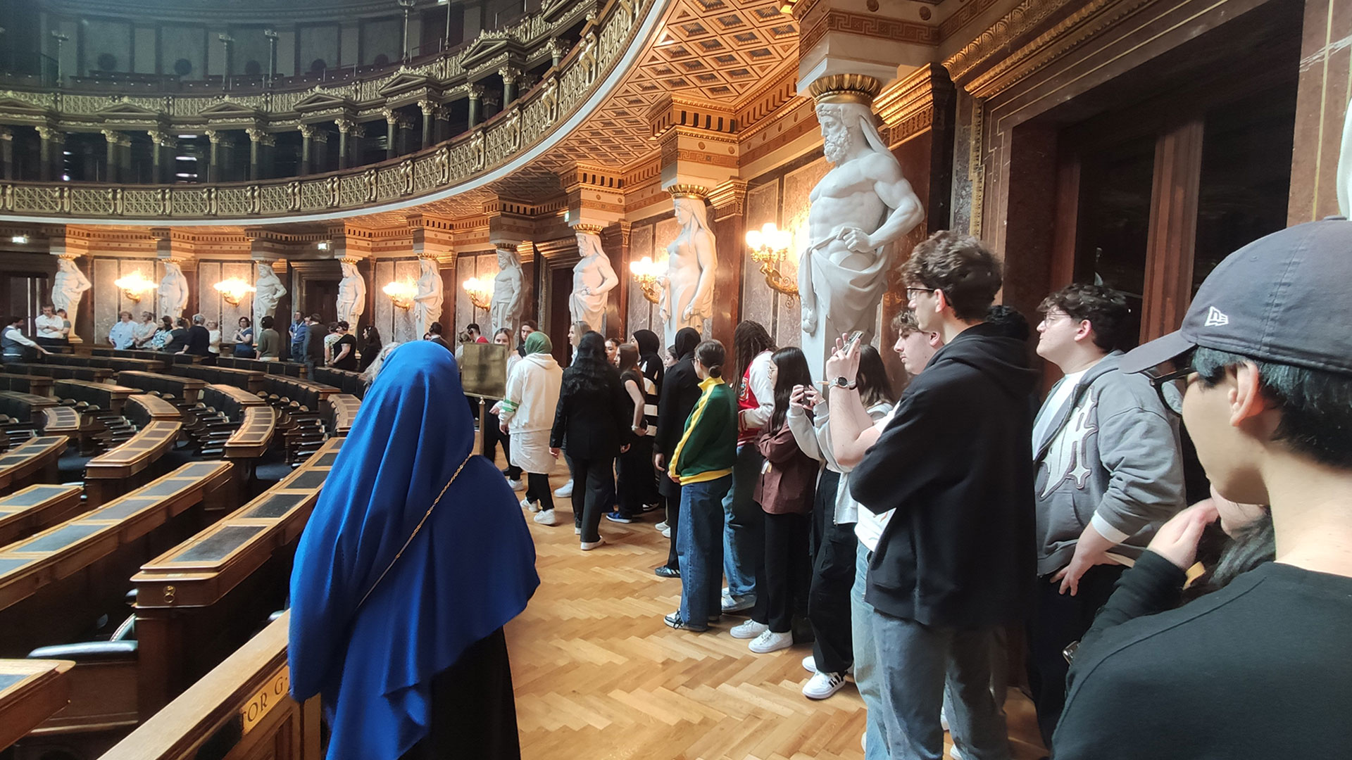 Fachschul-Abschlussklassen der HLW/FW10 besuchen das Parlament