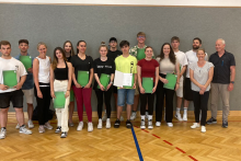 Die Schülerinnen und Schüler nach der bestandenen Prüfung.